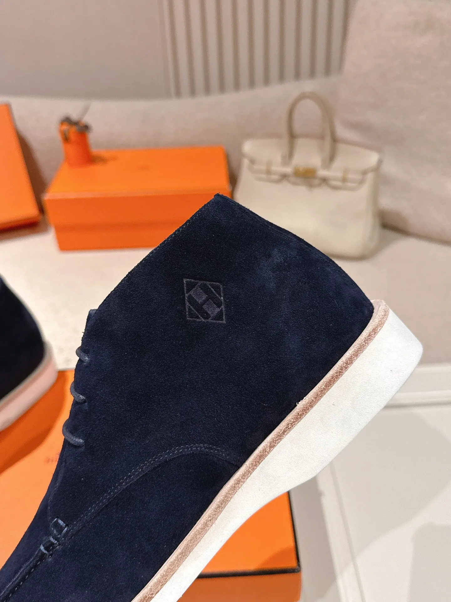 Men's Men's Shoes 660💰 Hermes men's size #26ss calfskin derby shoes, decorated with signature "H Diamant" details for a stylish and casual style. Fabric: Cow suede Lining: Mixed sheep lining Outsole: Genuine leather welt + original TPU Bottom thickness: 3CM Code number: 39-45 (customized at 46.47)
